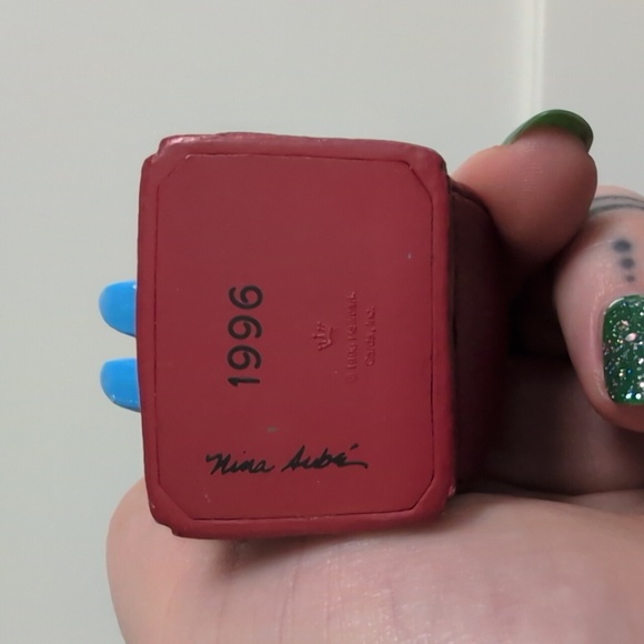 Vintage Hallmark 1996 Ornament "Sew Sweet Bee" - Picture 2 of 3